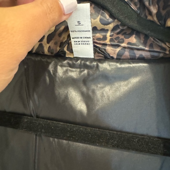 Varley Highland Puff Jacket in Jaguar leopard print, size small, like new - Picture 5 of 7